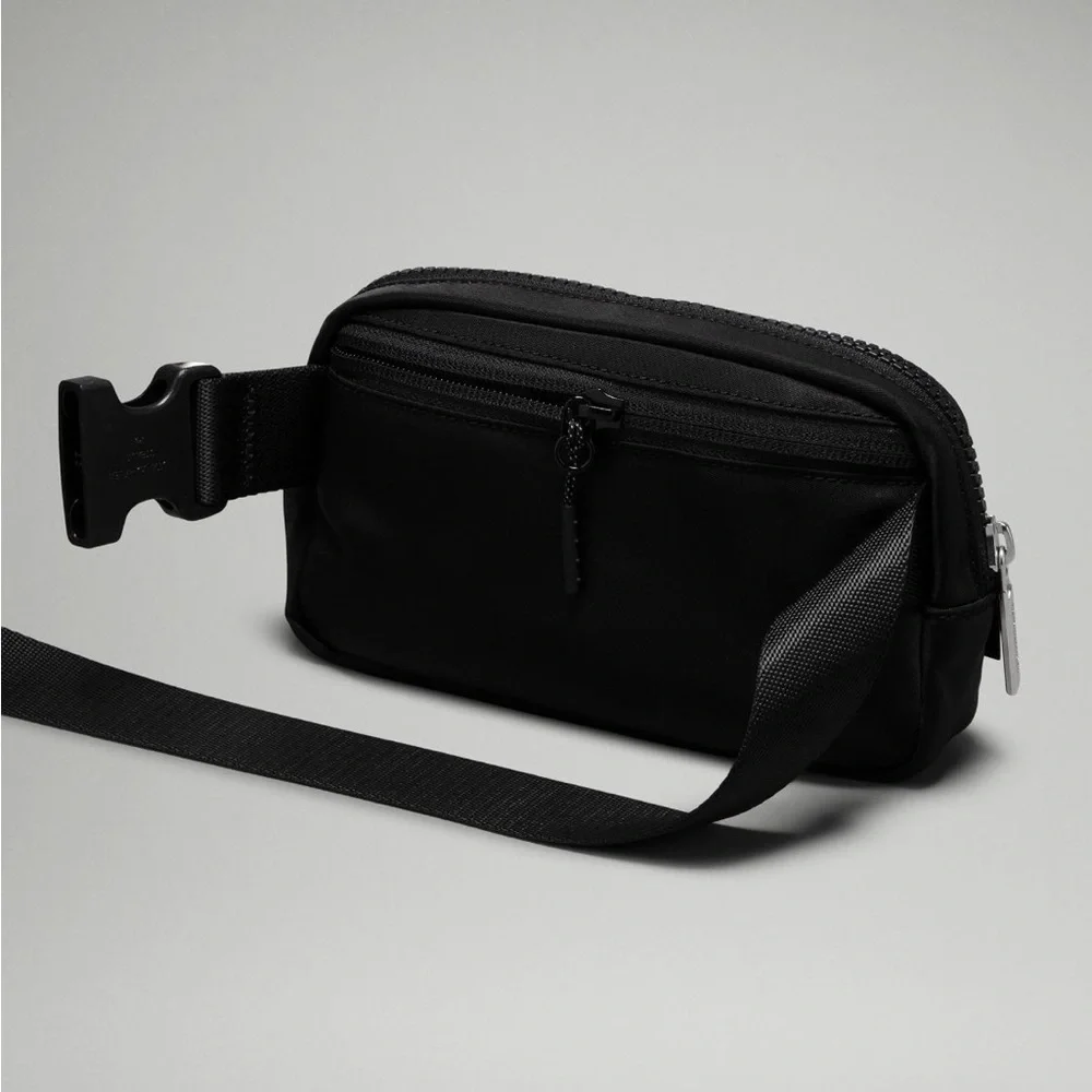 Lululemon Black Belt Bag NWT - Picture 4 of 9
